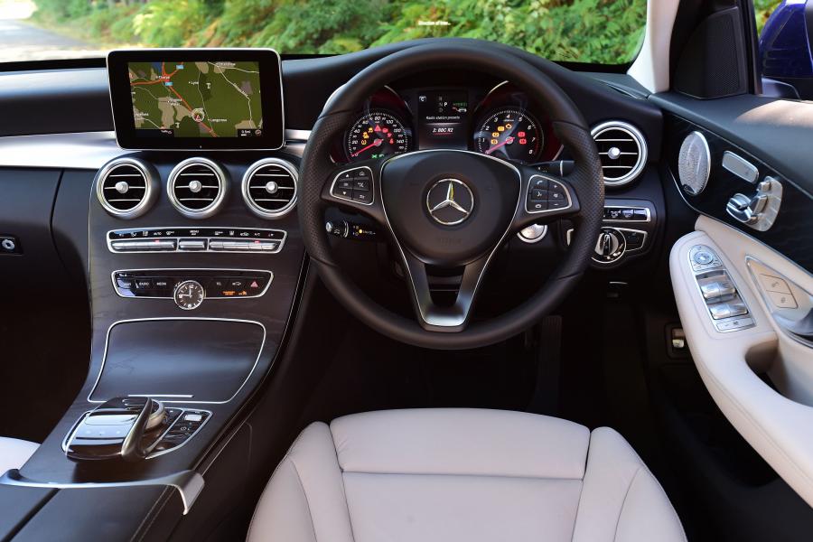 Торпедо Mercedes-Benz C350 e Avantgarde Line 2016 года  (UK) (фото 8 из 8)